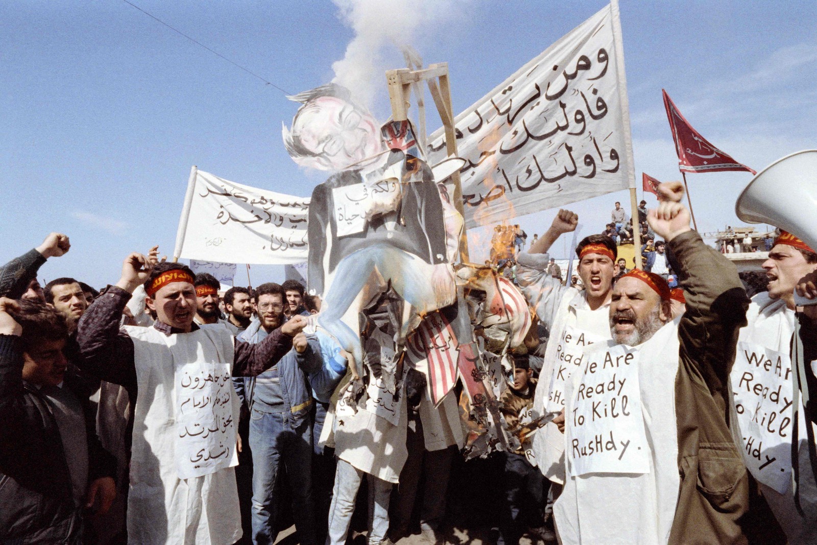 Fundamentalistas pró-iranianos do Hezbollah queimam uma efígie do escritorSalman Rushdie. Ele foi acusado de blasfêmia por seu livro "Versos Satânicos" — Foto: NABIL ISMAIL / AFP - 26/02/1989