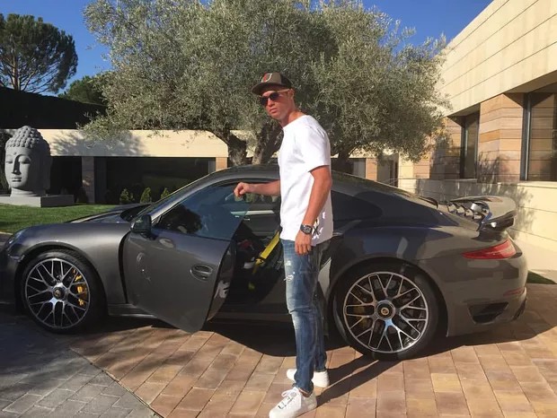 Cristiano Ronaldo coleciona carros de luxo — Foto: Reprodução Instagram