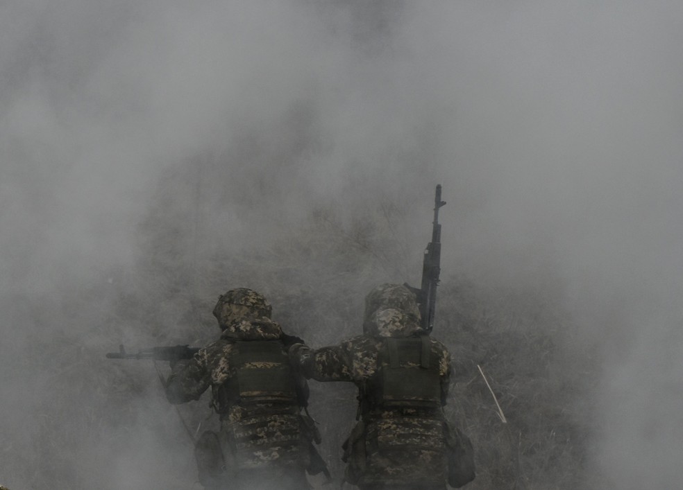 Militares ucranianos realizam treinamento em Donetsk, em meio à guerra com a Rússia — Foto: Genya Savilov/AFP
