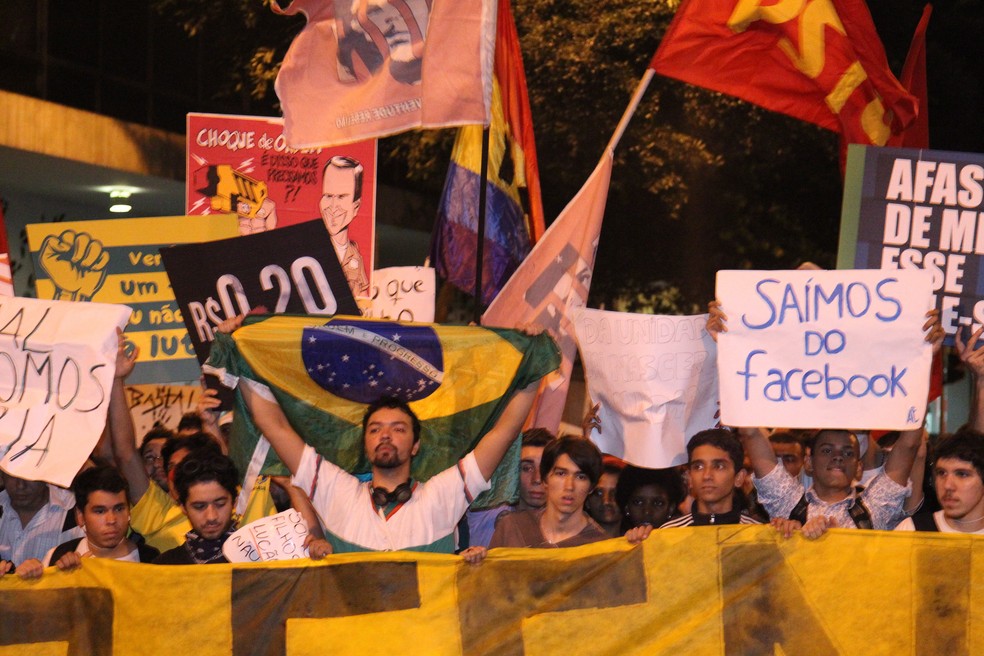 Manifestação contra o aumento da tarifa dos ônibus no Rio de Janeiro em 2013: as redes foram fundamentais para a articulação — Foto: Fábio Guimarães/17-6-2013