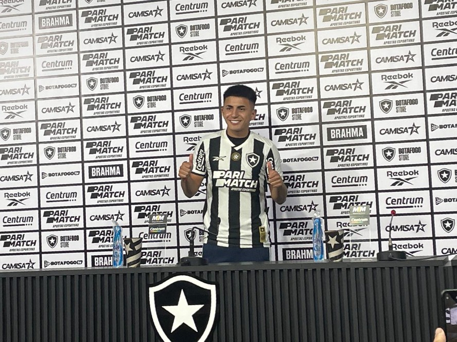 Thiago Almada, terceiro reforço do Botafogo na janela de transferências, é apresentado oficialmente