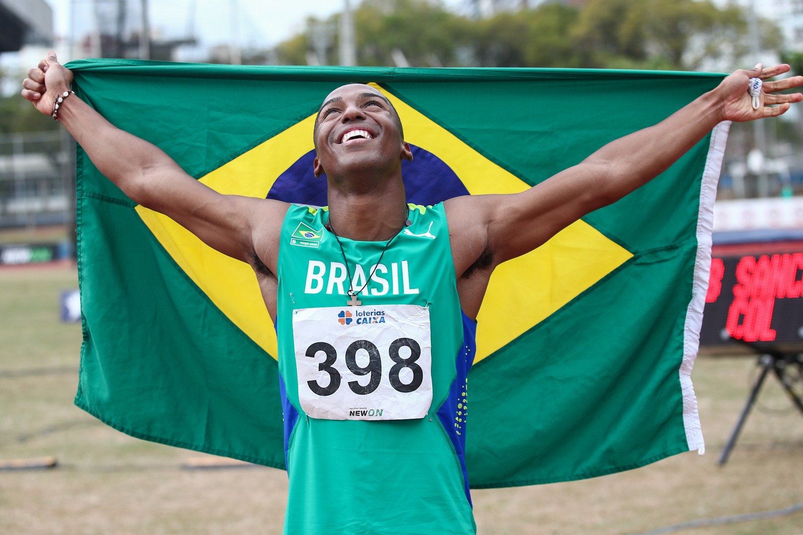 Erik Cardoso festeja sua marca no Sul-Americano de Atletismo disputado em São Paulo — Foto: Wagner Carmos/CBAT