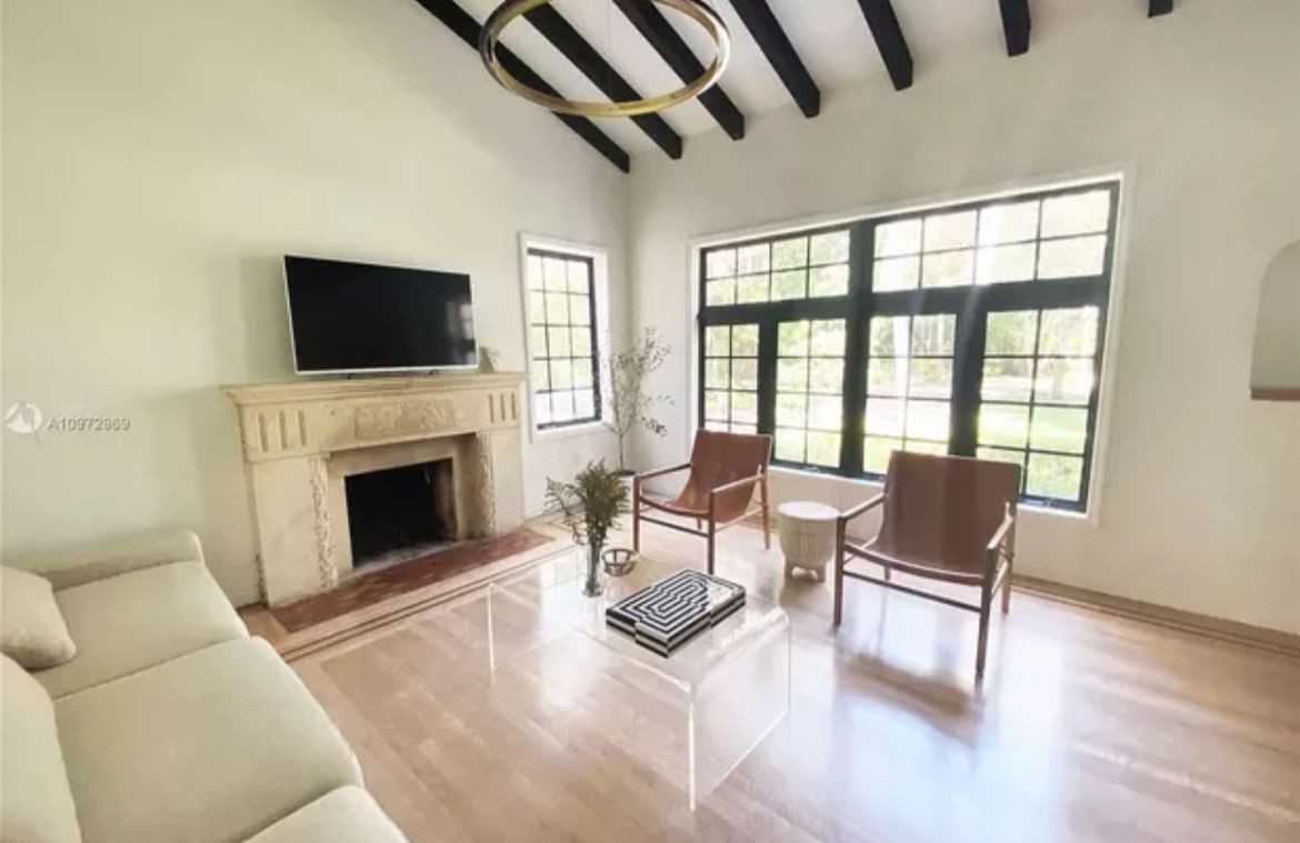 Sala de estar da mansão de Anitta, em Miami — Foto: Reprodução