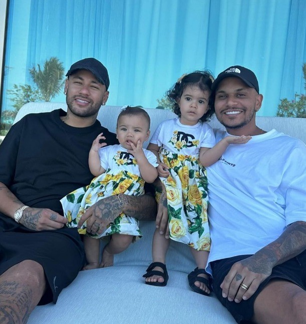 Mavie e filha de Cris Guedes, amigo de Neymar Jr. combinam vestido de R$ 3,7 mil — Foto: Reprodução
