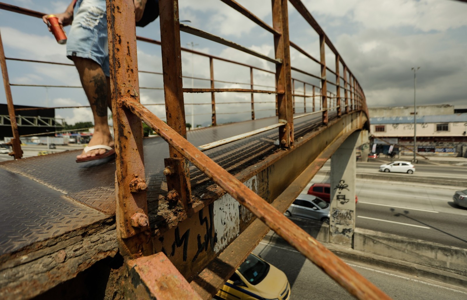 Moradores reclamam que Passarela 15 da Avenida Brasil, na altura da Penha, balança e causa medo em que atravessa — Foto: Gabriel de Paiva