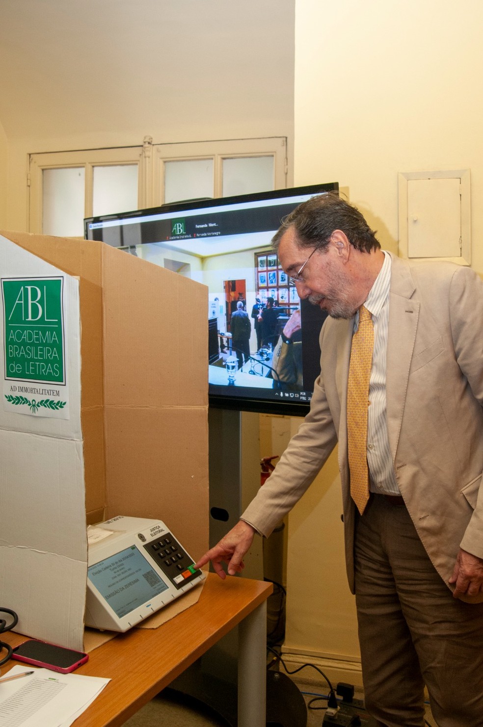 Presidente da ABL, Merval Pereira vota na urna eletrônica — Foto: Michael Félix/ ABL