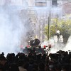 Tropas militares fazem disparos de bombas de gás contra a multidão perto do palácio presidencial em La Paz - AIZAR RALDES / AFP