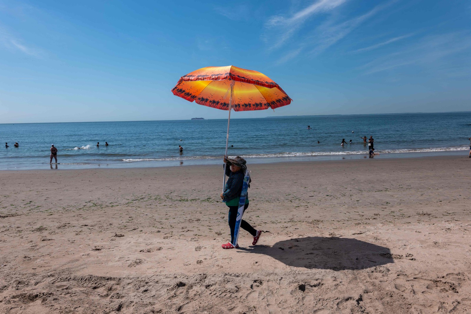 As pessoas tentam se refrescar em Coney Island no primeiro dia de verão  na cidade de Nova York. — Foto: Spencer Platt/Getty Images/AFP