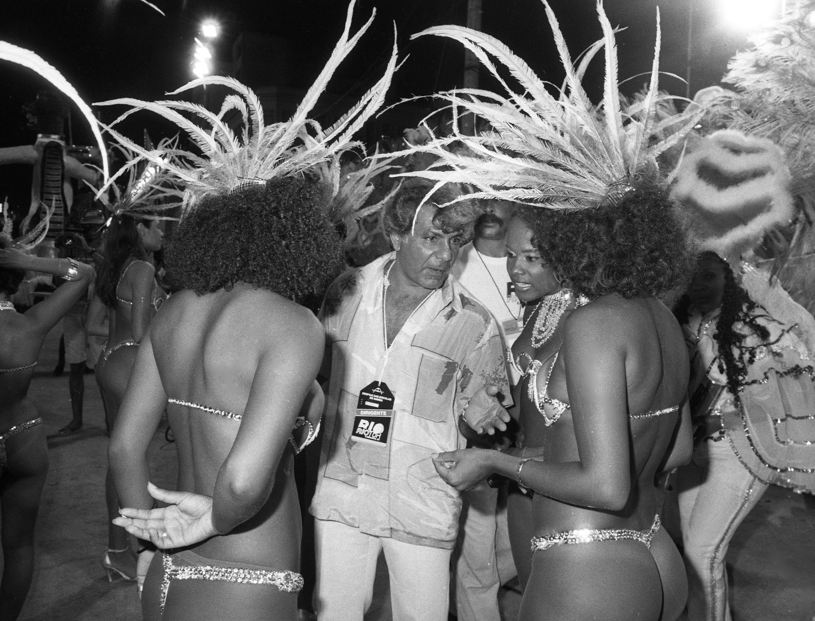 Capitão Guimarães dá instruções a passistas da Unidos do Jacarezinho antes do desfile de 1987 — Foto: Fernando Gomes / Agência O Globo