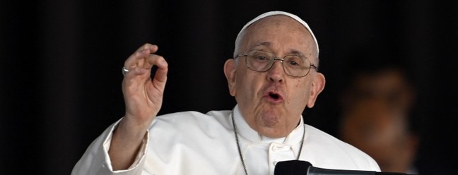 Papa Francisco chega ao Santuário de Fátima, em Portugal, durante Jornada Mundial da Juventude — Foto: Patricia DE MELO MOREIRA / AFP