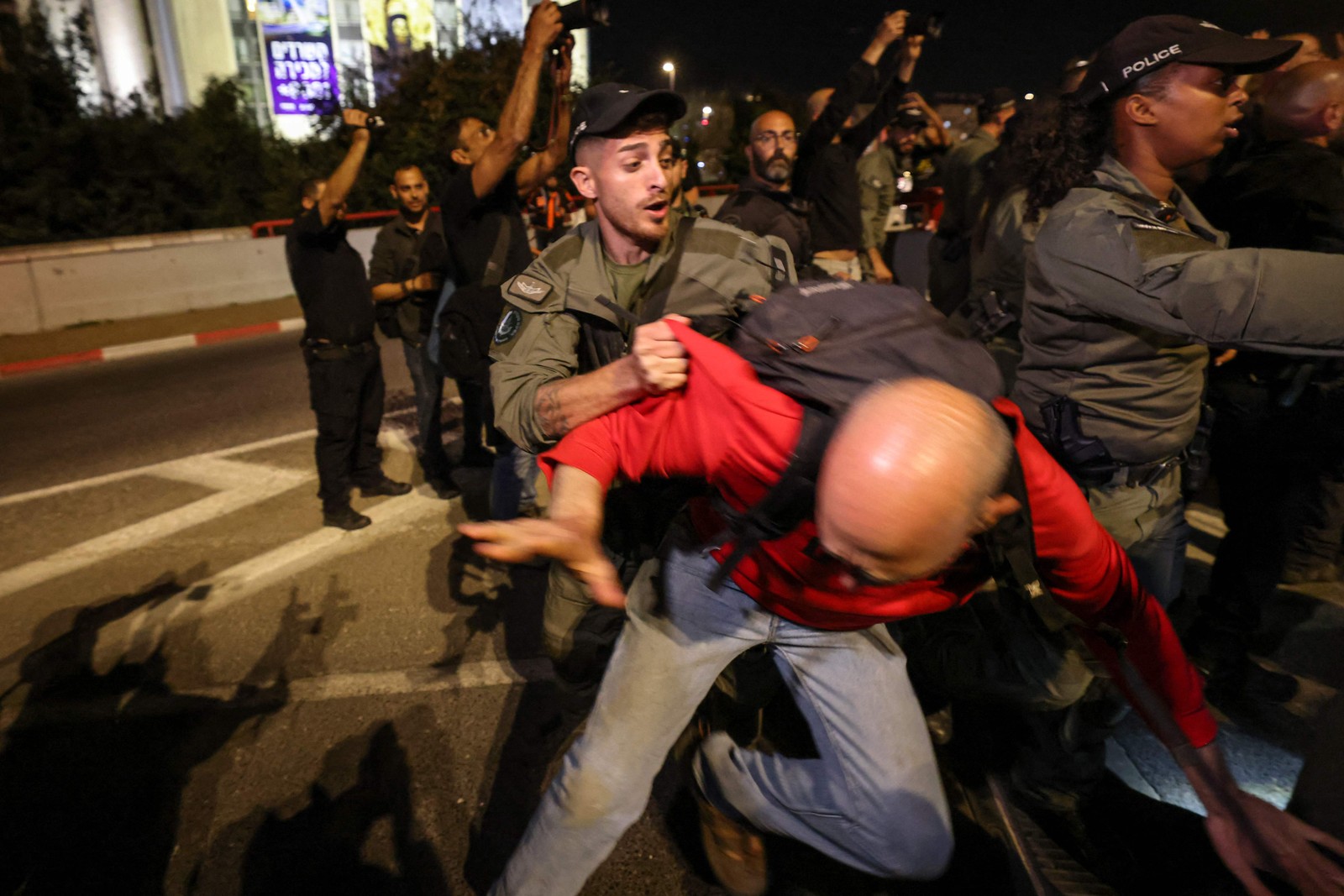 A polícia israelense dispersa manifestantes antigoverno em Jerusalém, durante protesto neste domingo, 31 de março de 2024. — Foto: AHMAD GHARABLI / AFP