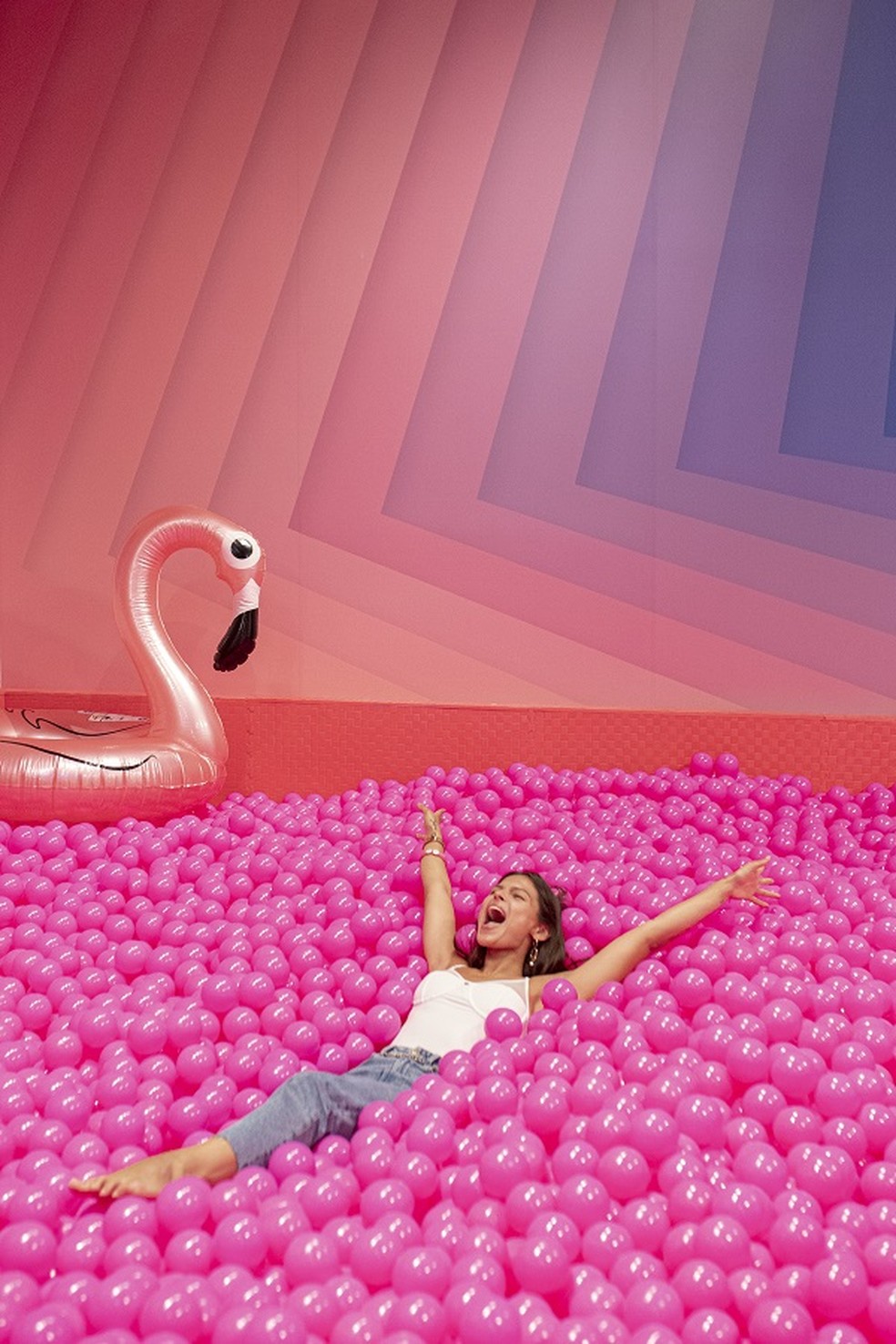 A piscina de bolinhas é diversão no Pink Palace — Foto: Divulgação