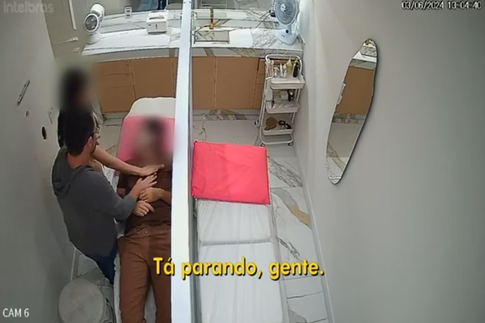 Namorado constata falta de batimentos cardíacos — Foto: Reprodução/TV Globo