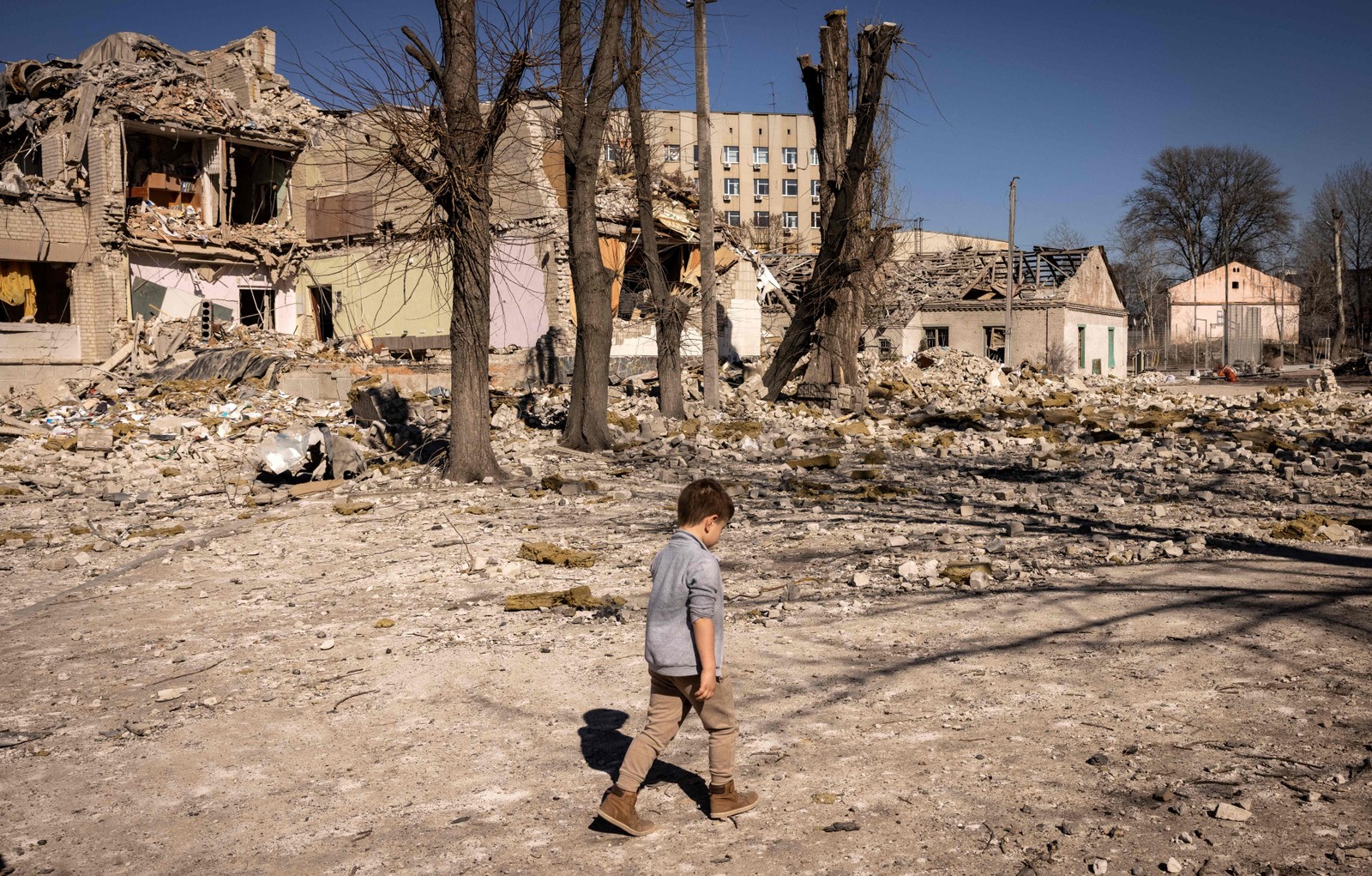 Criança caminha em área atingida por bombardeio em Zhytomyr, na Ucrânia — Foto: FADEL SENNA / AFP
