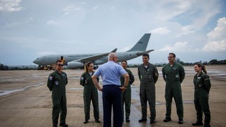 Tripulação do 2º avião para a repatriação de brasileiros em Israel sendo instruída pelo comandante da Aeronáutica, Marcelo Kanitz Damasceno — Foto: Brenno Carvalho/Agência O Globo