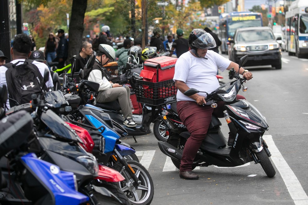 Motociclistas e entregadores ficaram de fora por falta de acordo com as empresas — Foto: Michael Nagle/Bloomberg
