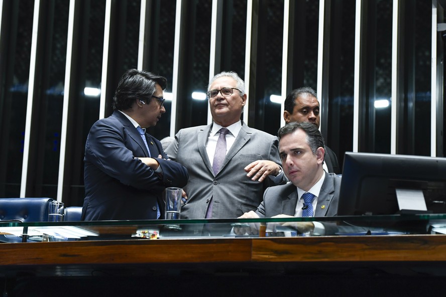 Renan Calheiros (MDB-AL), ao centro, ao lado do presidente do Senado, Rodrigo Pacheco (PSD-MG), sentado: senador cobra instauração de CPI para investigar a Braskem