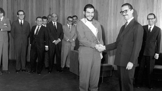 A crise agravou-se ainda mais quando, no dia 20 de agosto, Jânio concedeu a Che Guevara a Ordem do Cruzeiro do Sul. Para os setores conservadores brasileiros, uma afronta e uma ameaça comunista — Foto: Agência O Globo