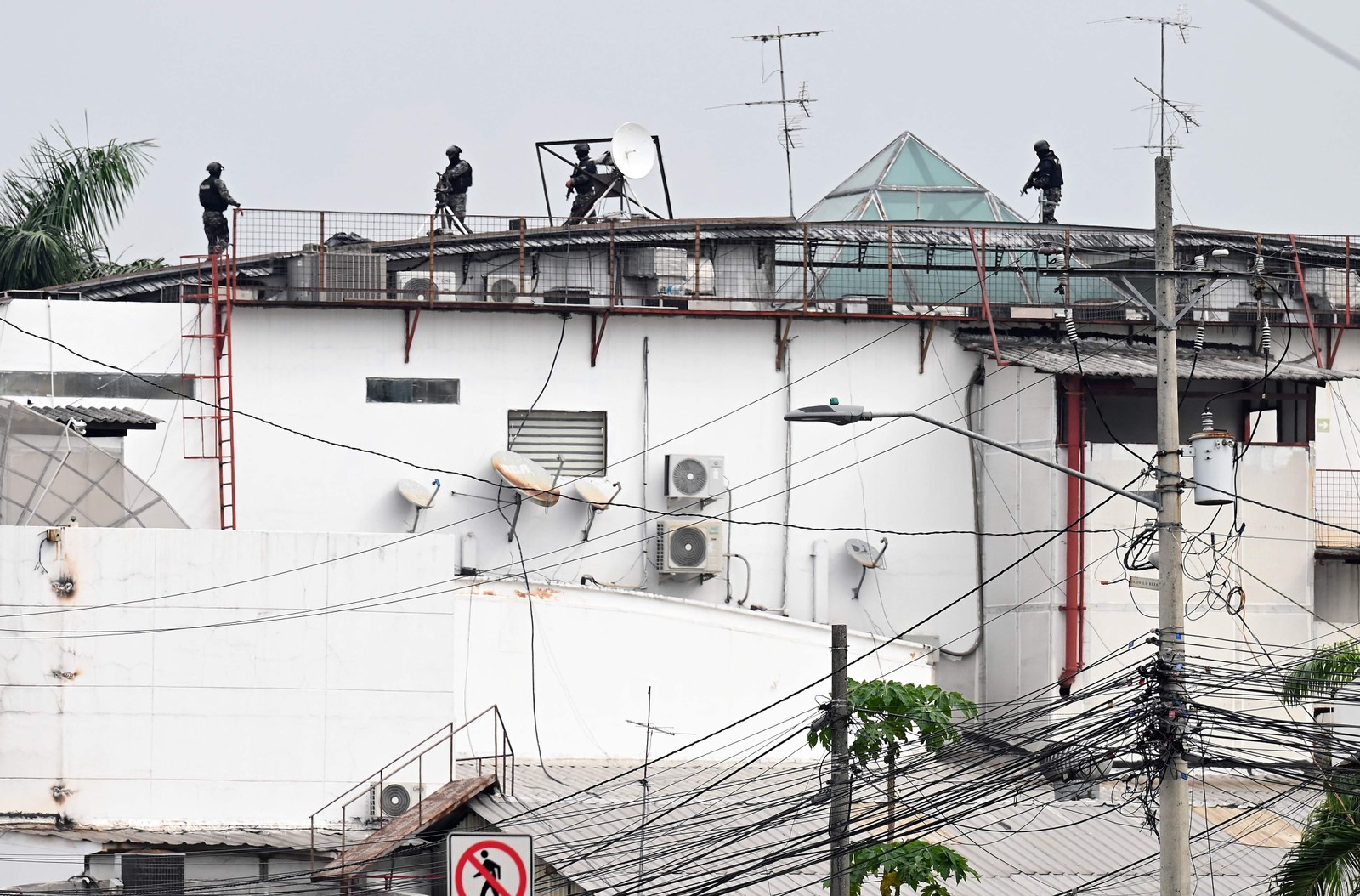 Policiais próximos à sede do canal de televisão TC — Foto: MARCOS PIN