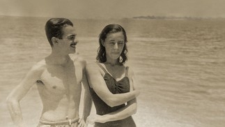 Darcy e a esposa, Berta, em Copacabana, 1947. — Foto: Divulgação