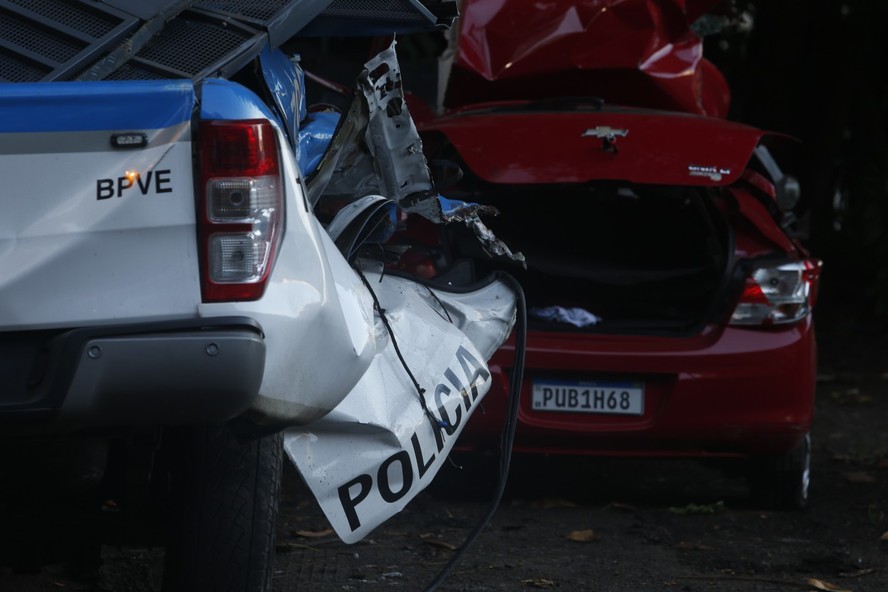 Viatura e Onix destruídos após acidente em perseguição policial no Jardim Botânico