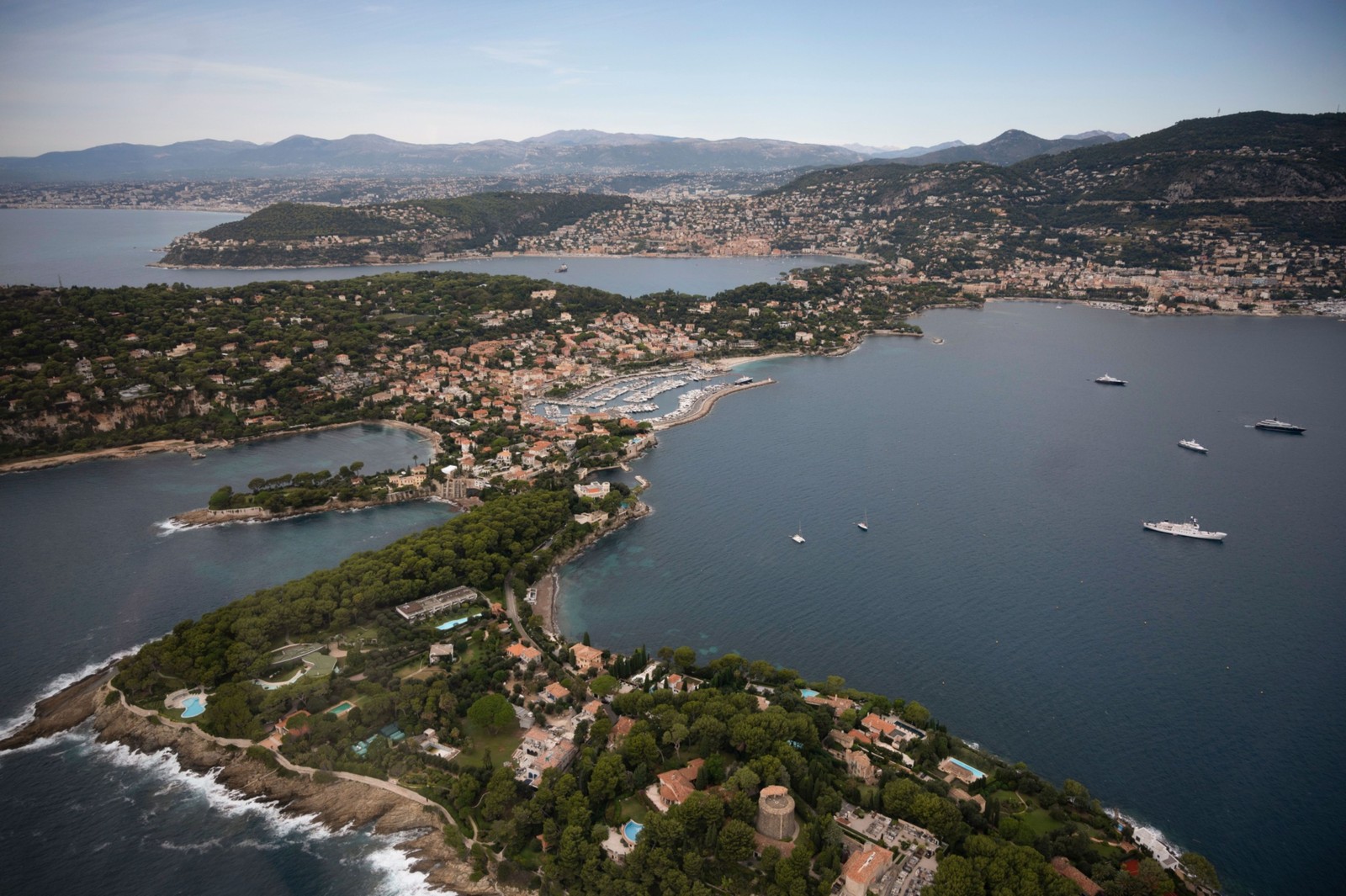 Uma vista aérea da baía de Villefranche-sur-Mer e Saint-Jean-Cap-Ferrat, sudeste da França, onde estão localizadas as mansões de oligarcas russos Christophe SImon/AFP