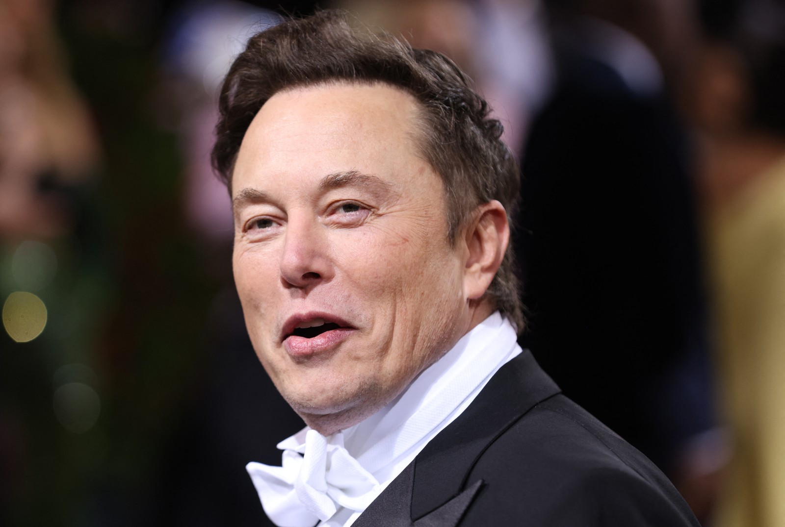 Não é a primeira vez que Elon Musk vai ao badalado e excêntrico Met Gala, cujo tema neste ano é "Na América, uma antologia da moda".  "In America: An Anthology of Fashion". O homem mais rico do mundo optou por um smoking bem cortado com gravata brancaREUTERS/2-5-22