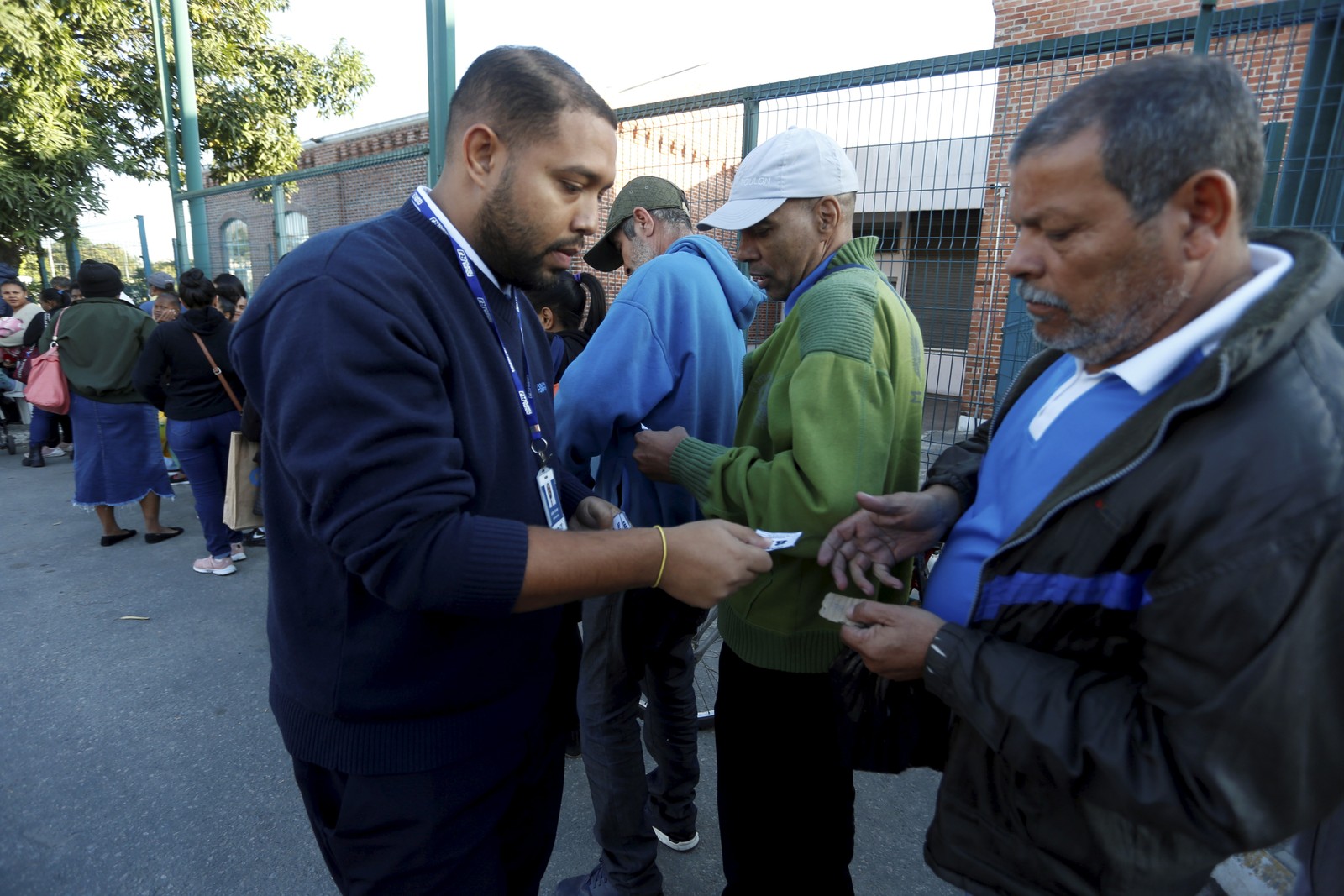 Candidato ao Auxílio Brasil recebe fila no atendimento do Rio Poupa Tempo, em Bangu, Zona Oeste do Rio, depois de muitas horas de espera — Foto: Fabiano Rocha / Agência O Globo