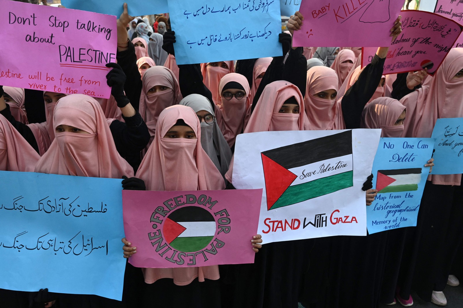 Apoiadores do partido político islâmico do Paquistão Jamaat-e-Islami participam de uma manifestação para mostrar solidariedade aos palestinos, em Lahore — Foto: Arif ALI/AFP