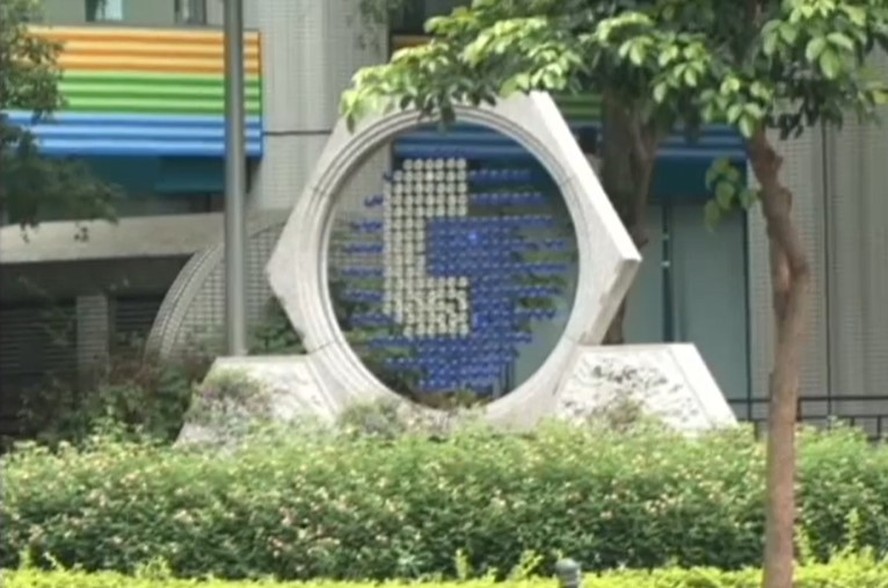 Logo da Chunghwa Telecom na sede da empresa de telecomunicação, em Taiwan