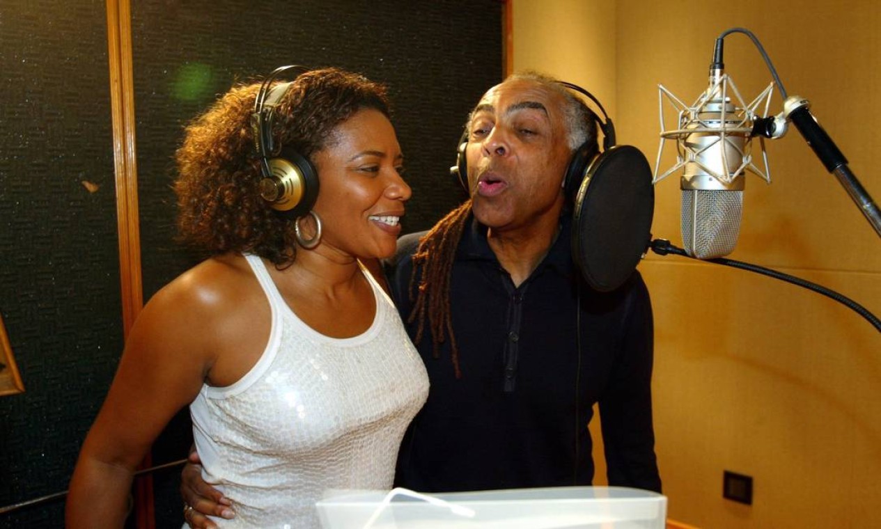 Margareth Menezes grava com Gilberto Gil, em 2008. Amigo e parceiro de longas datas.  — Foto: Marcos Ramos