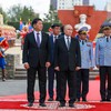 Presidente da Rússia, Vladimir Putin (C), ao lado do líder da Mongólia, Ukhnaagiin Khurelsukh (E), durante cerimônia em Ulan Bator - BYAMBASUREN BYAMBA-OCHIR / AFP