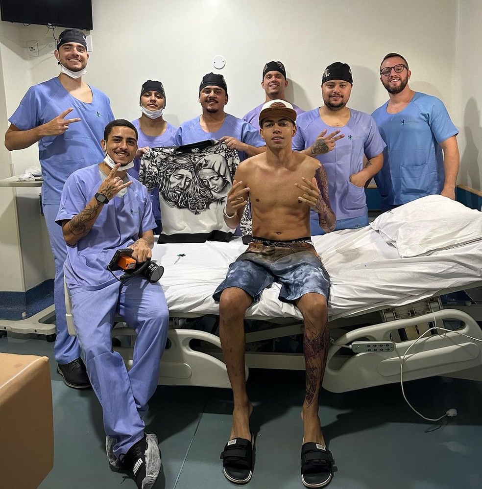 Influenciador digital Boydemais fez novas tatuagens após ser sedado pela equipe médica — Foto: Instagram