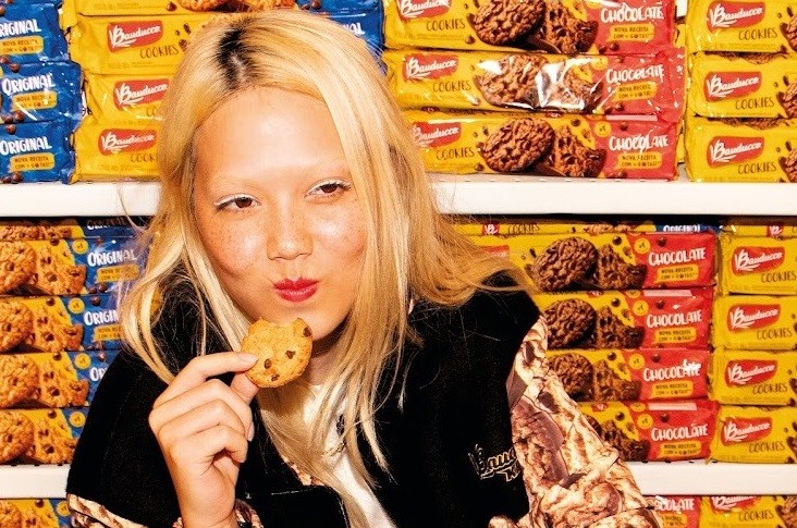 Moletom com cara de biscoito: a Bauducco lançou uma linha inspirada nos tradicionais cookies de chocolate em parceria com a empresa de streetwear Kings Sneakers teve metade do estoque vendido em usa semanass, — Foto: Divulgação 