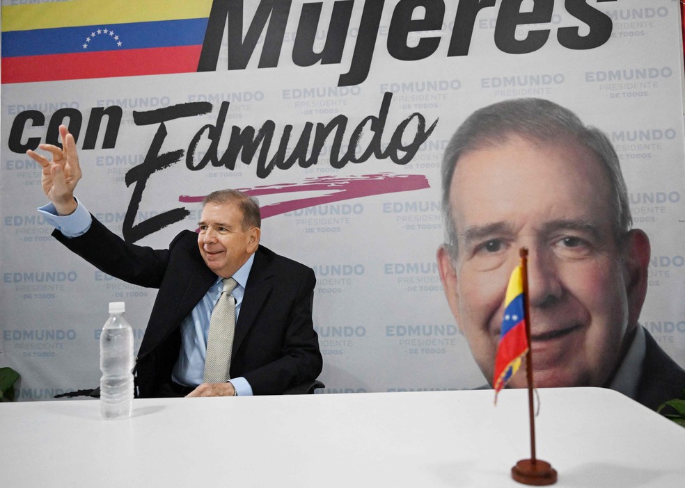 Edmundo González Urrutía, candidato de oposição à Presidência da Venezuela, durante discurso em Caracas — Foto: JUAN BARRETO / AFP