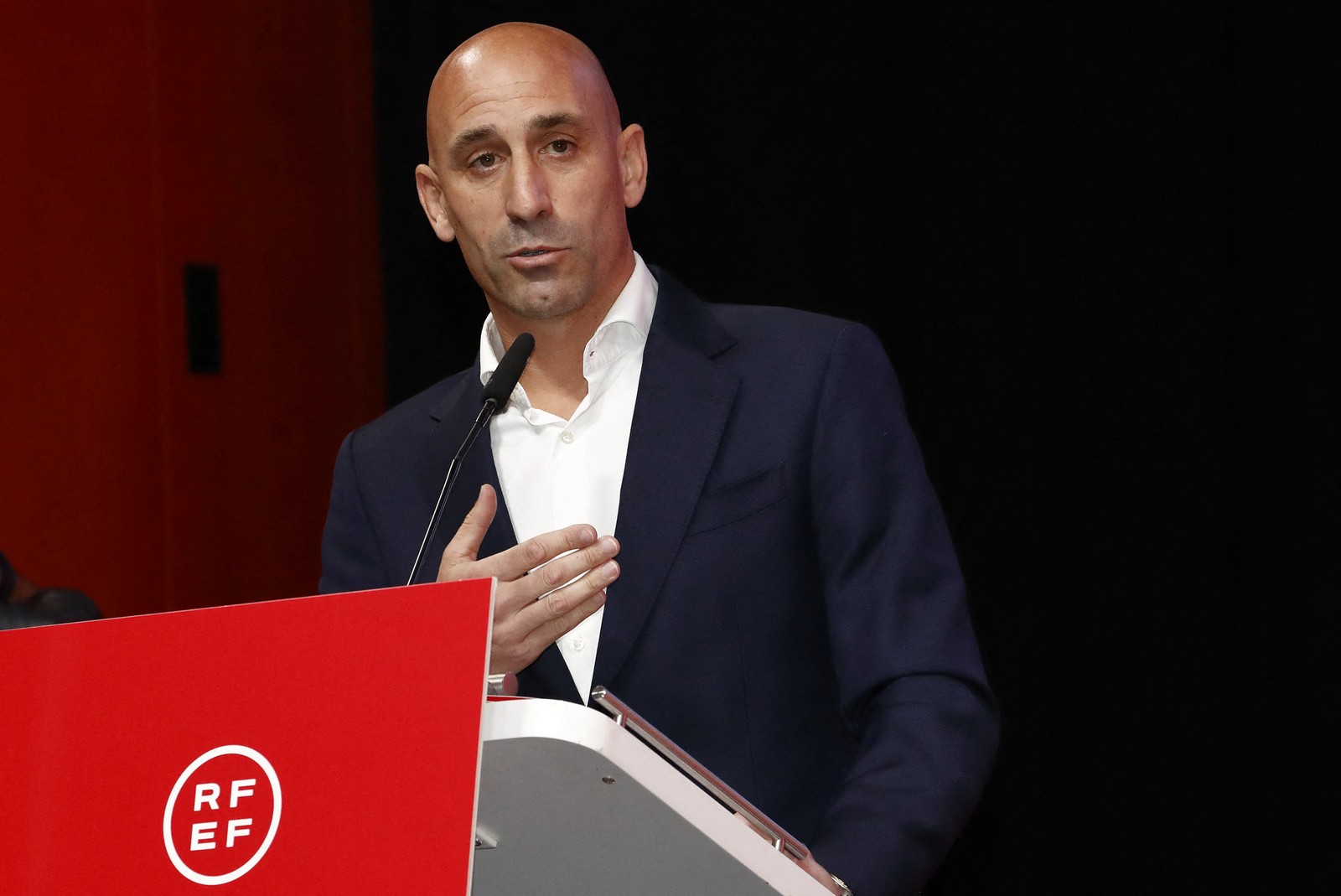 Luis Rubiales, da Real Federação Espanhola de Futebol (RFEF) em discurso no dia 25 de agosto de 2023, durante assembleia geral extraordinária da federação em Las Rozas de Madrid. — Foto: Eidan RUBIO / RFEF / AFP