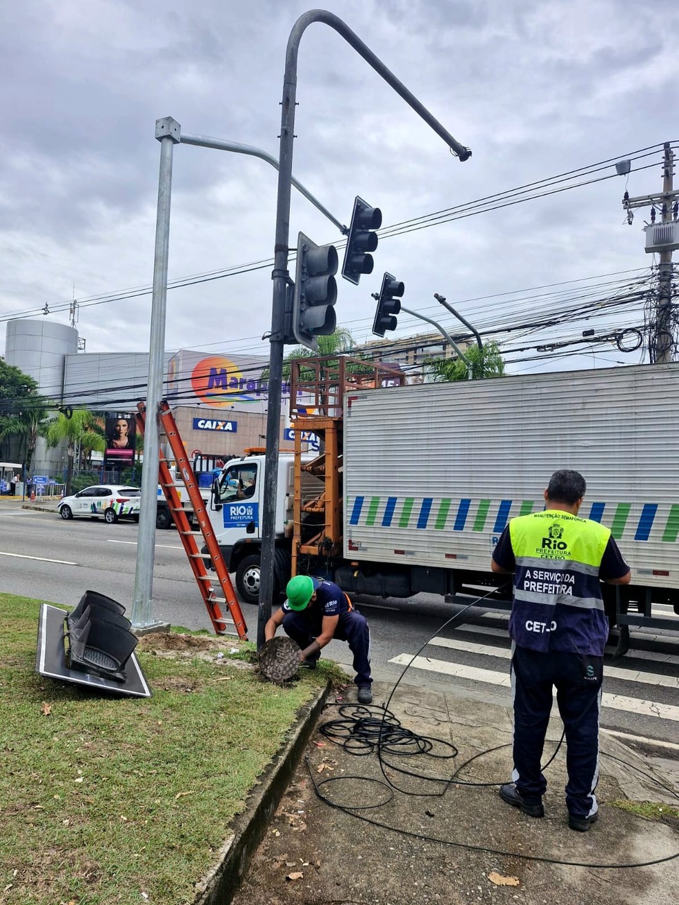 Subprefeitura realiza a troca de equipamentos de sinalização na Barra — Foto: Divulgação