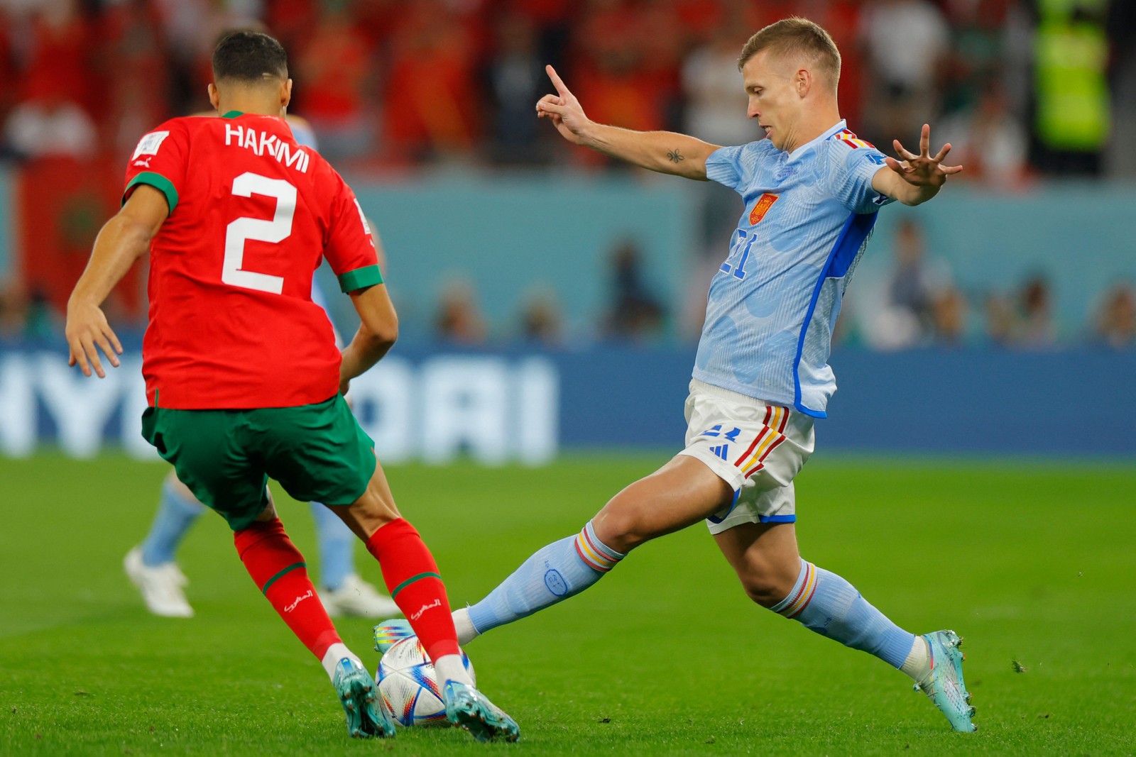 Dani Olmo tenta recuperar a bola para a Espanha no ataque — Foto: ODD ANDERSEN/AFP