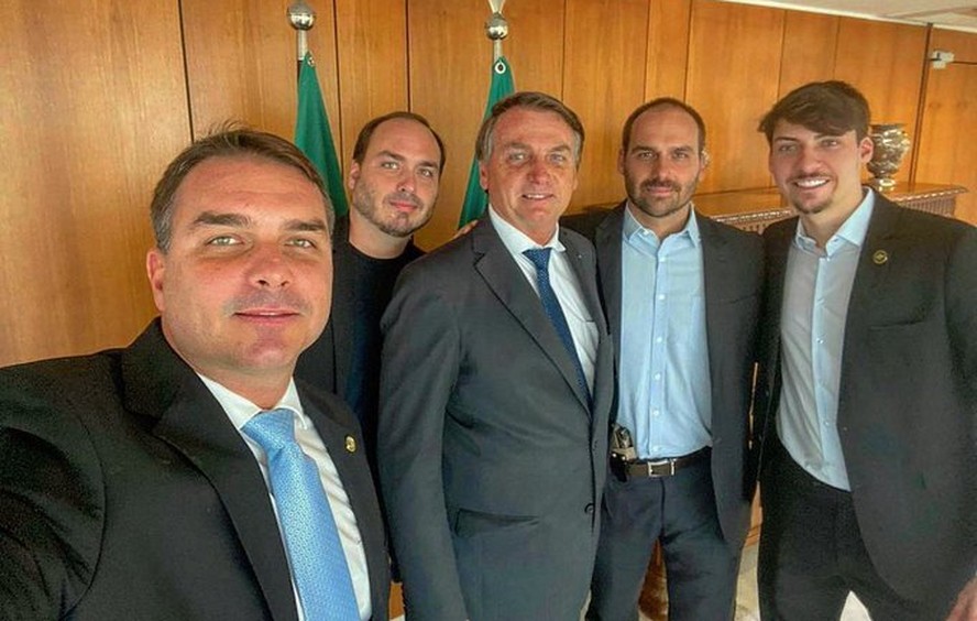 O presidente Jair Bolsonaro ao lado de seus quatro filhos mais velhos