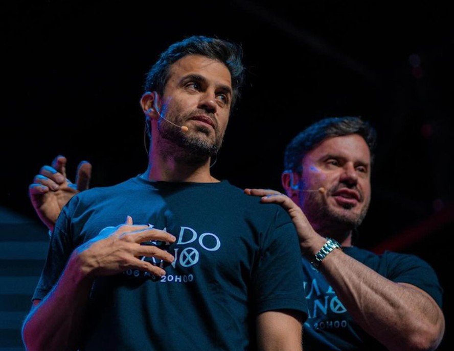 Pablo Marçal e Renato Cariani no palco de evento