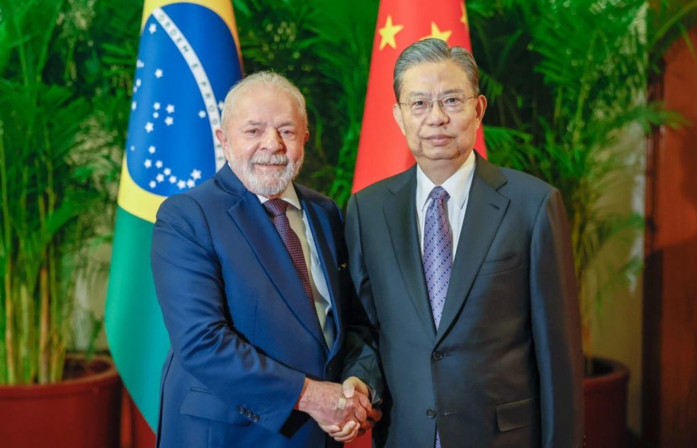 Presidente Luiz Inácio Lula da Silva e presidente da Assembleia Popular da China, Zhao Leji, no Grande Salão do Povo — Foto: Ricardo Stuckert