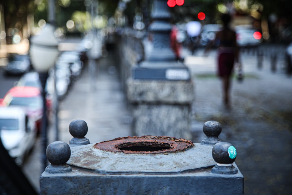 Murada da Glória, revitalizada em 2022, já teve poste e luminária subtraídos — Foto: Hermes de Paula / Agência O Globo