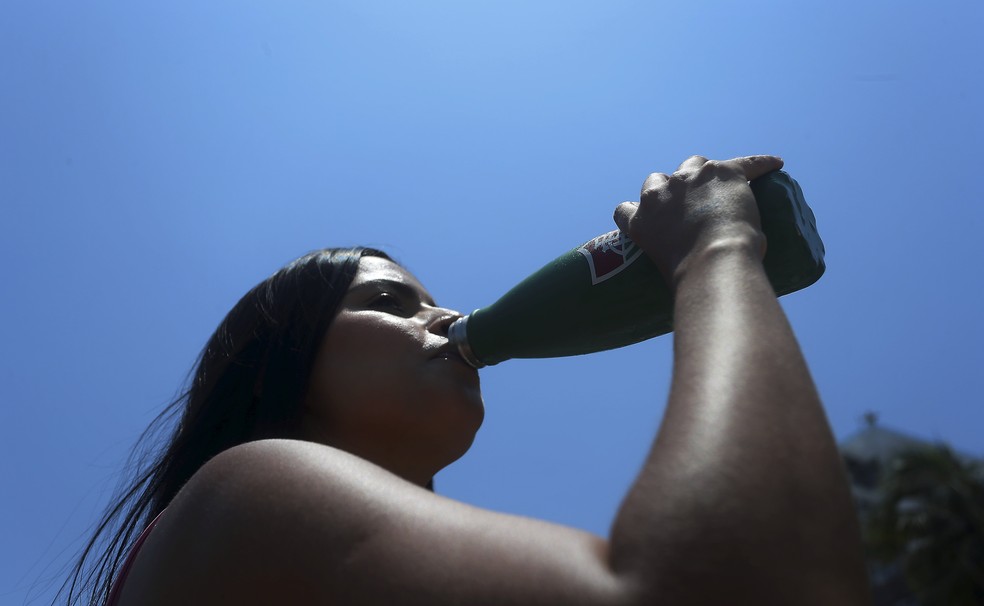 Nos dias de calor extremo, é preciso tomar muita água — Foto: Fabiano Rocha/Agência O Globo