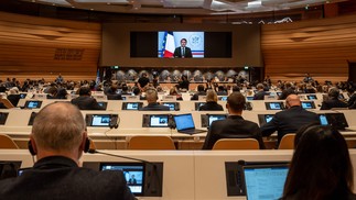 O presidente da França, Emmanuel Macron, discursa remotamente durante a conferência Resiliência às Mudanças Climáticas do Paquistão, em Genebra. — Foto: Fabrice COFFRINI / AFP