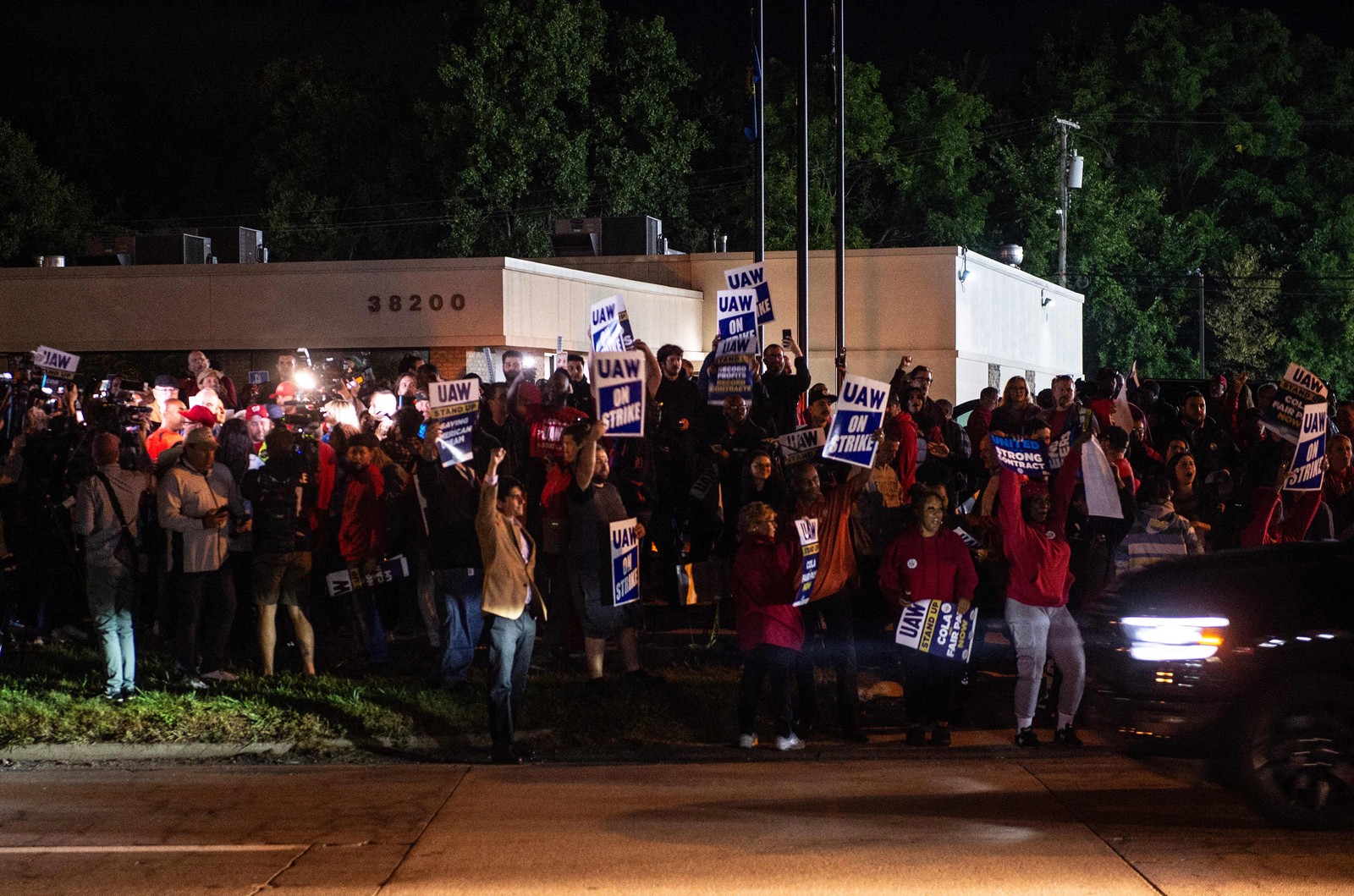 Membros do UAW (United Auto Workers) seguram cartazes do lado de fora da sede do sindicato, em Michigan— Foto: Matthew Hatcher/AFP