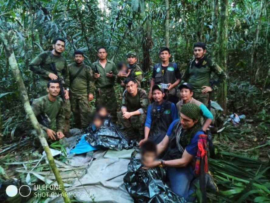 Soldados do Exército colombiano com as crianças indígenas