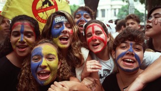 Estudantes 'caras pintadas' durante manifestação contra Collor, em 1992 — Foto: Cezar Loureiro/Agência O GLOBO