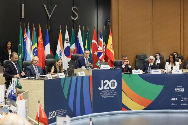 O presidente do STF, Luís Roberto Barroso, preside sessão do J20, que reúne representantes de Supremas Cortes dos países do G20