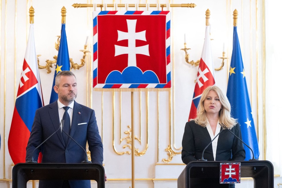 A presidente da Eslováquia, Zuzana Caputova, e o presidente eleito, Peter Pellegrini, durante entrevista coletiva em Bratislava, no dia 16 de maio. — Foto: VLADIMIR SIMICEK/AFP