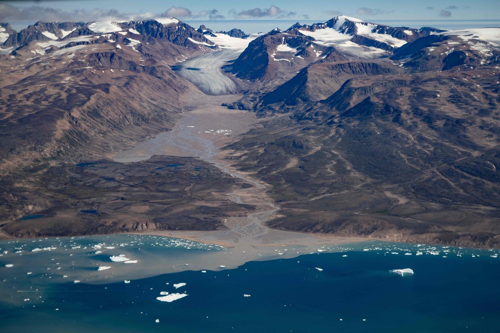 Fotografia aérea mostra uma geleira ao redor de "Constable Point" severamente derretida devido às altas temperaturas ao longo do fiorde Scoresby Sound, no leste da Groenlândia. — Foto: Olivier MORIN/AFP